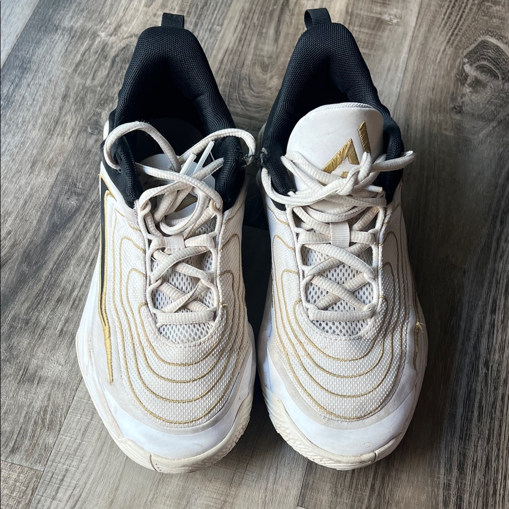 Nike Giannis Immortality 4 Big Kids White and Gold Sneakers | Size 4.5